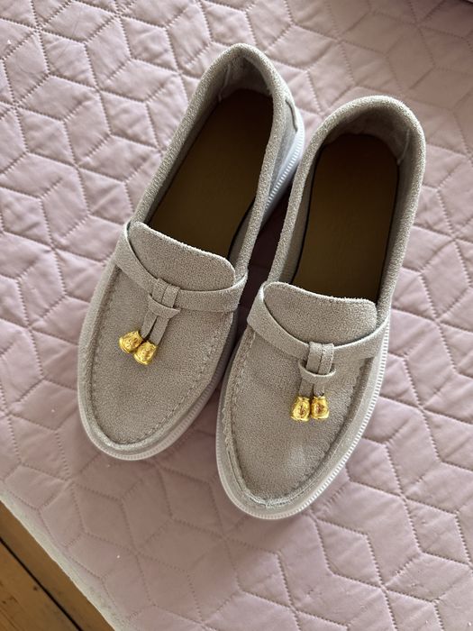 Обувки чисто нови