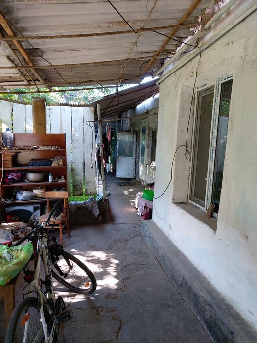 Продам дом из 4 комнат,хозпостройки баня,гараж в районе 112 квартала - Więcej