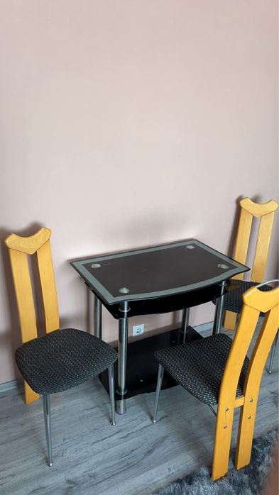 Masă de sticlă + 3 scaune/Étkezőszett székekkel