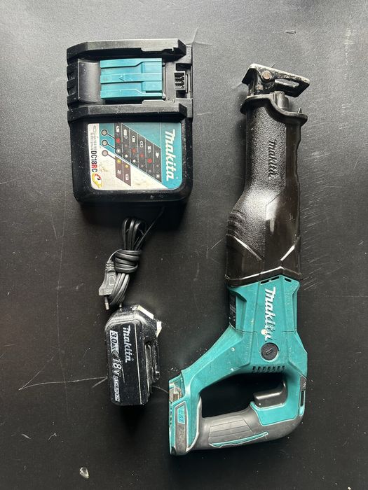 Акомулаторен саблен трион Makita DJR186