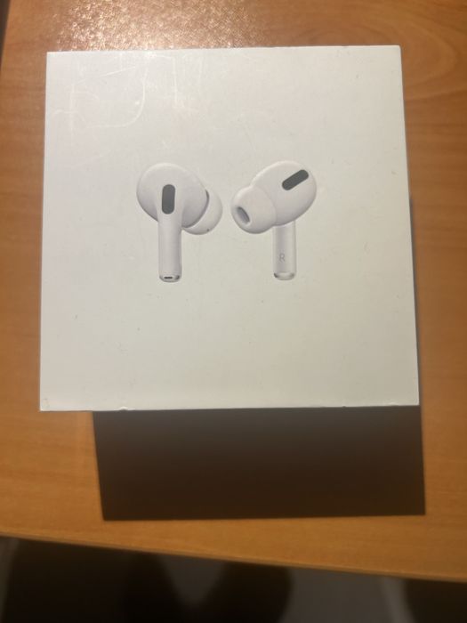 Продавам air pods pro оригинална една слушалка и кутия