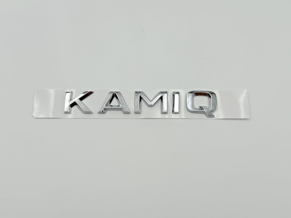 Emblema Skoda KAMIQ spate crom