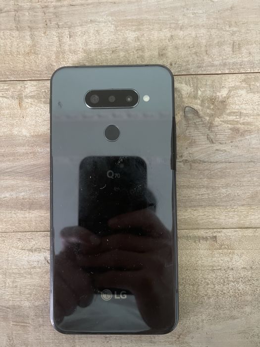 Продаю LG Q70 64 gb