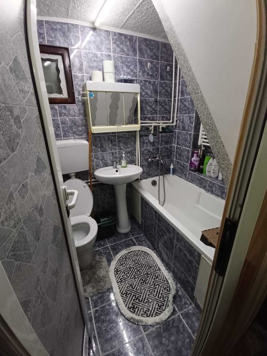 De vanzare casa 3 camere zona Damaroaia 2 bai, balcon deschis