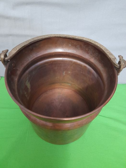 Vînd două vase din cupru