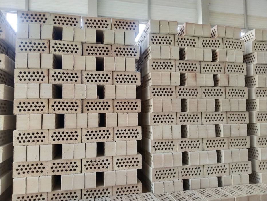 Гишт кирпич прямой с завода производителя. Цена с доставкой  в полетах