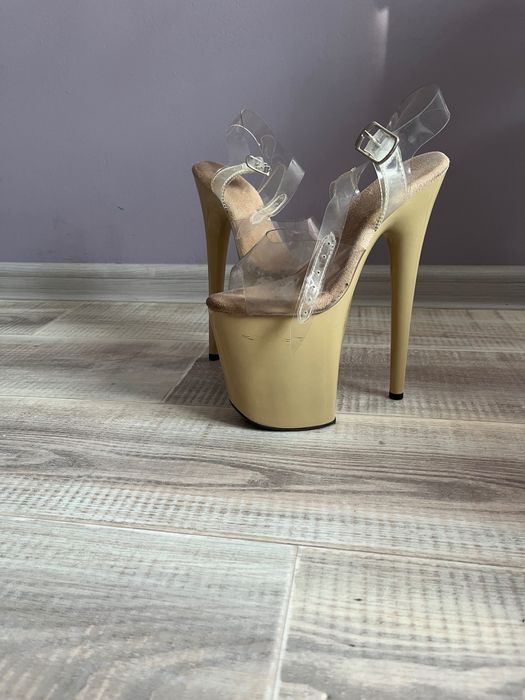 Стрипы тройки, Pleaser