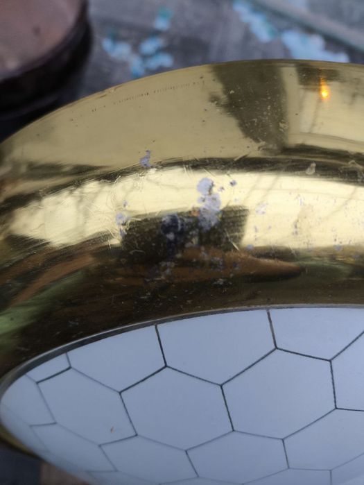 Светильник золотого цвета