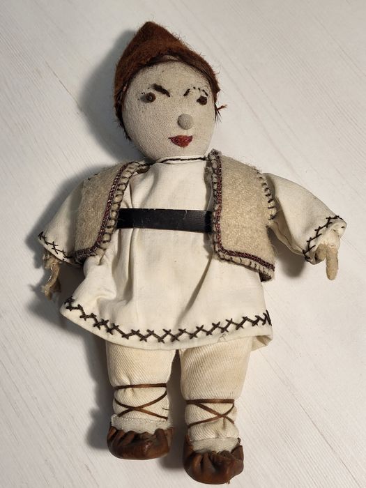 Păpușă tradițională românească artizanală, îmbrăcată într-un costum popular stilizat,  anii 60 - 80