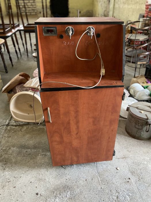 Хладилник с кранове за наливно вино, охладител за вино