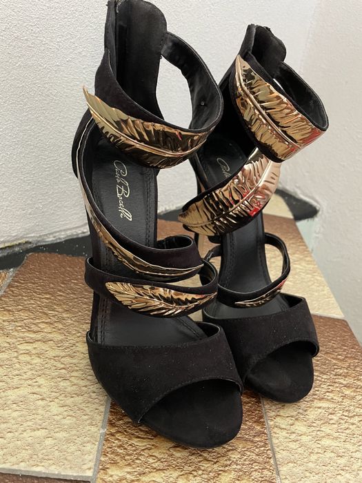 Дамски сандали с интересен дизайн