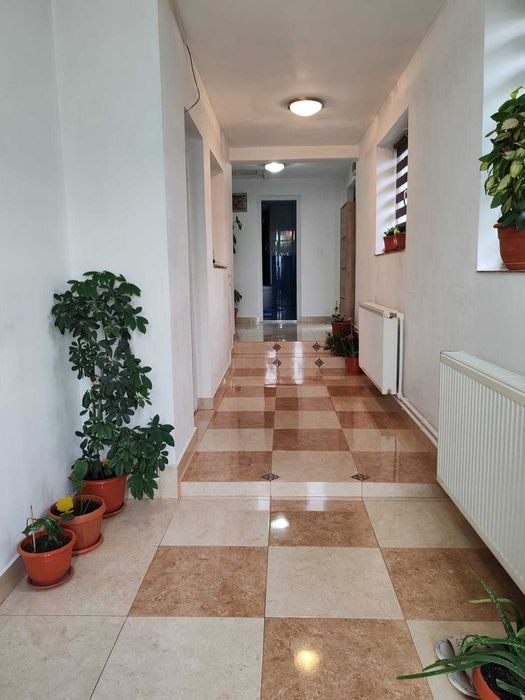 Casa 2 camere cu centrala gaz si teren 300 mp zona Primarie si Scoala