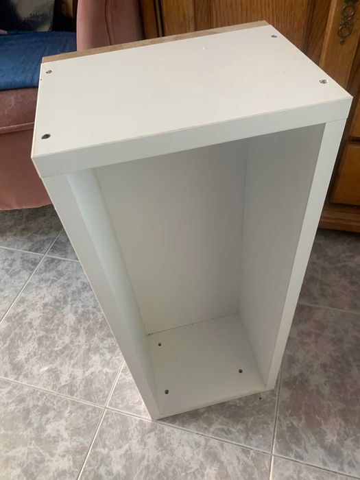 Продавам чисто нова етажерка с огледало