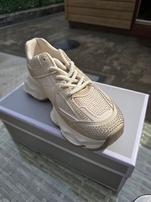 Чисто нови свежи маратонки