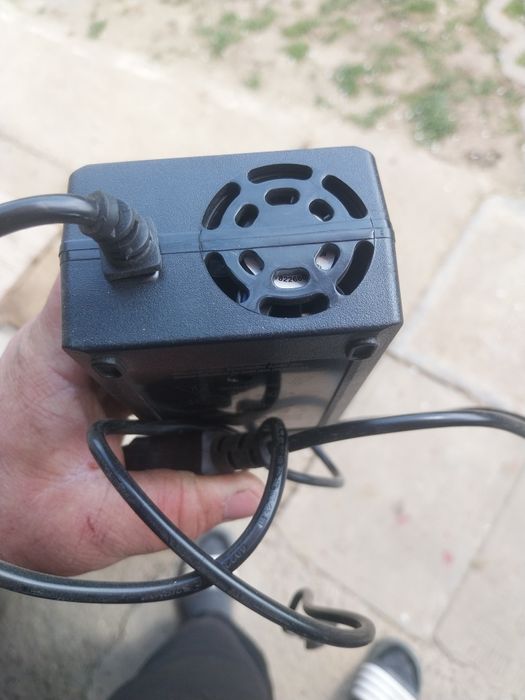 Vând încărcător.