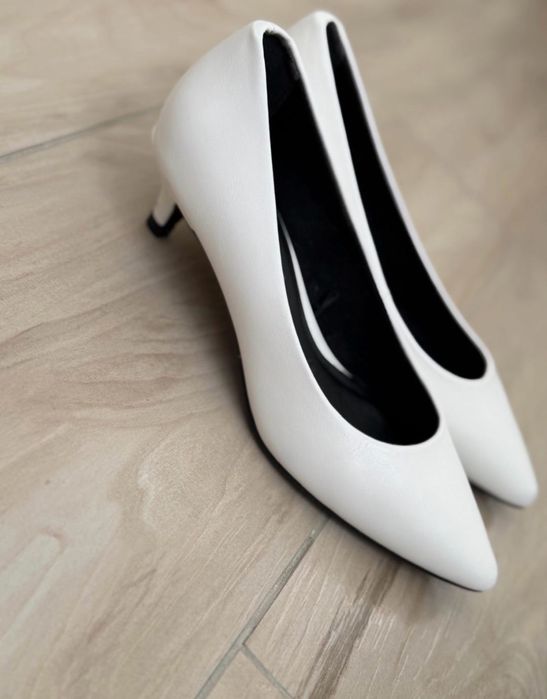 Белые туфли на низком каблуке