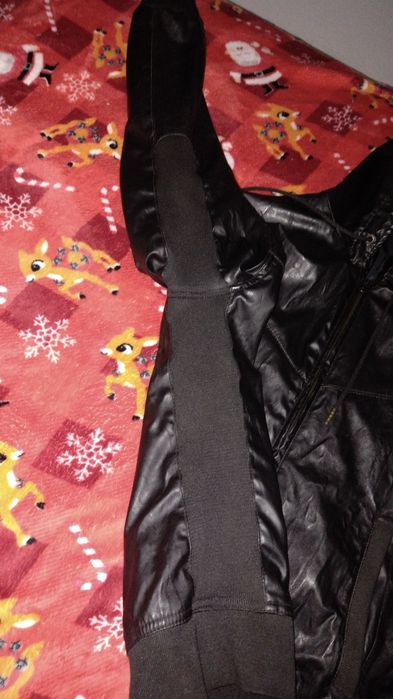 Geaca de piele neagra