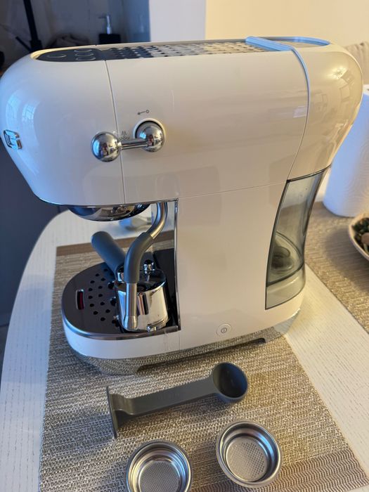 Espressor SMEG- eleganta italiana pentru cafeaua ta de acasa