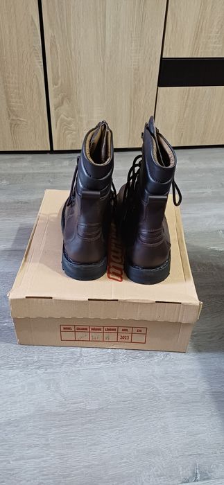 Bocanci militari iarnă