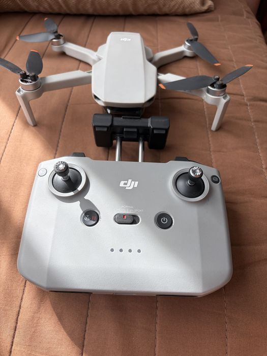 DJI Mini 2 SE + чанта (ползван броени пъти, забележка по рамото, лети отлично)