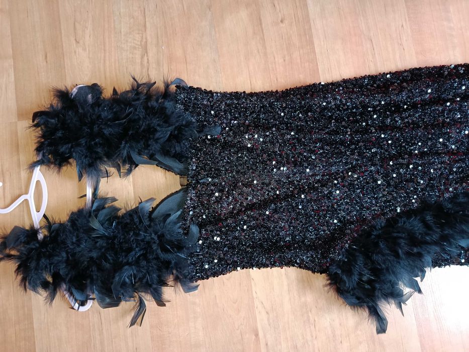 Черна рокля с пера