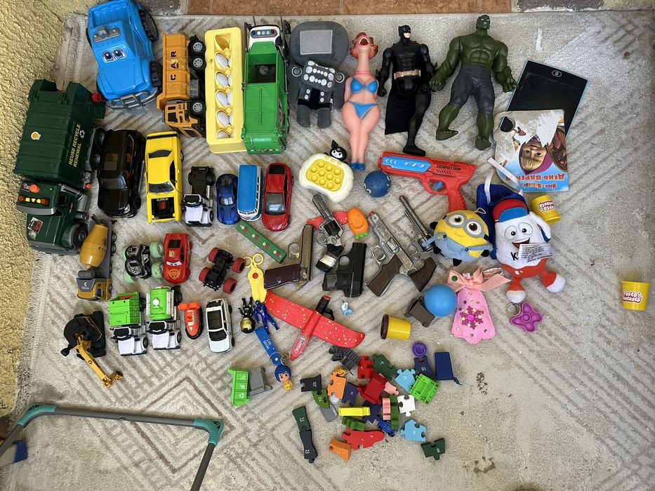Продам большой пакет игрушек