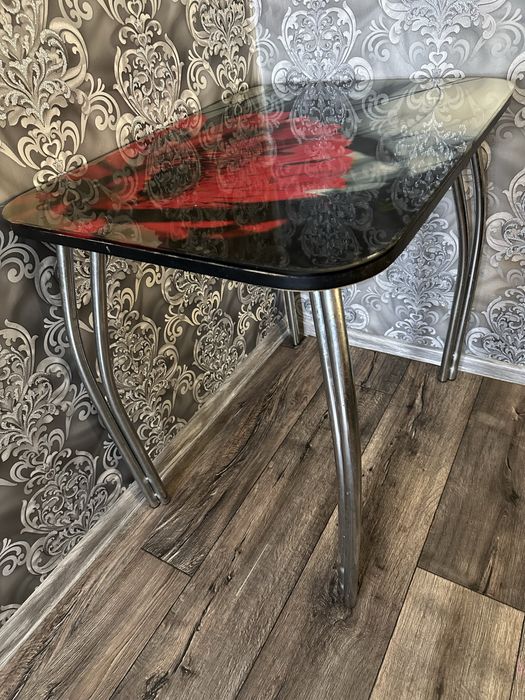 Стекляный кухонный стол