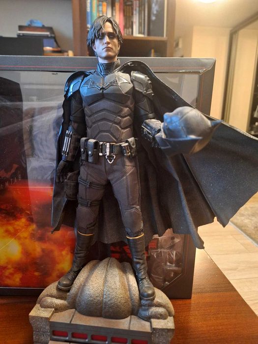 Hot Toys HT BATMAN 1/6 Robert Pattinson Action Figure MMS639