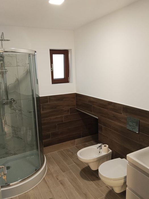 Închiriez apartament cu 3 camere la casa
