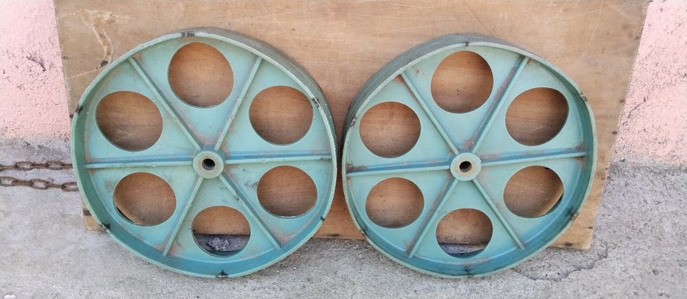 2 пластмасови колела с размери:ф32/6см