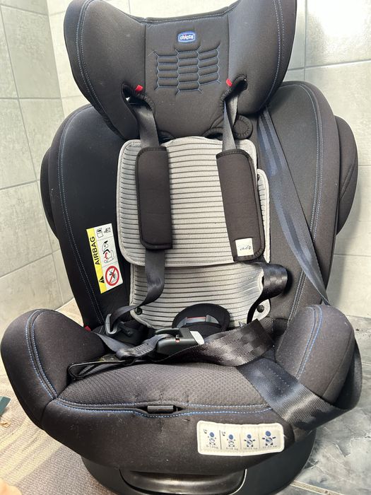 Scaun auto rotativ cu Isofix Chicco - impecabil- folosit foarte putin