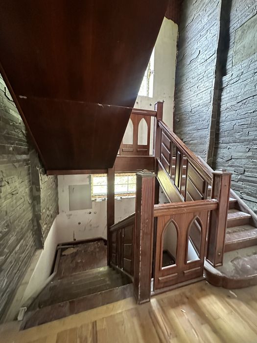 Прочная лестница из хорошего дерева