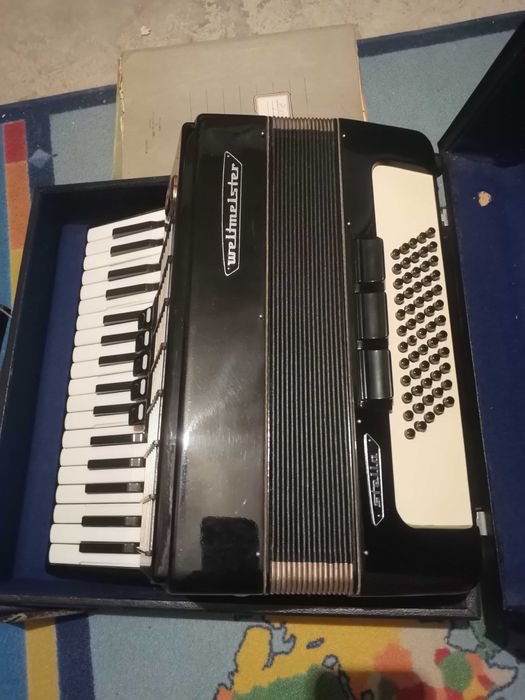 Акордеон Weltmeister Stella 60 баса - Отлично състояние
