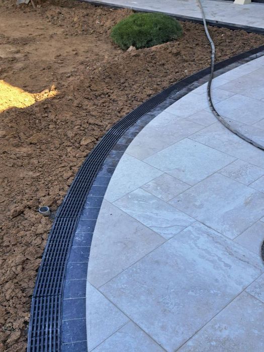 Продаются пластиковые дренажные лотки.