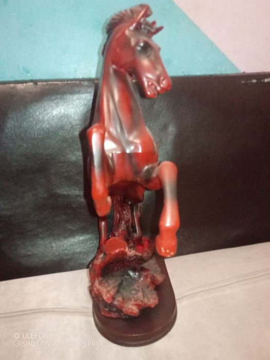 Много красива статуетка на кон .