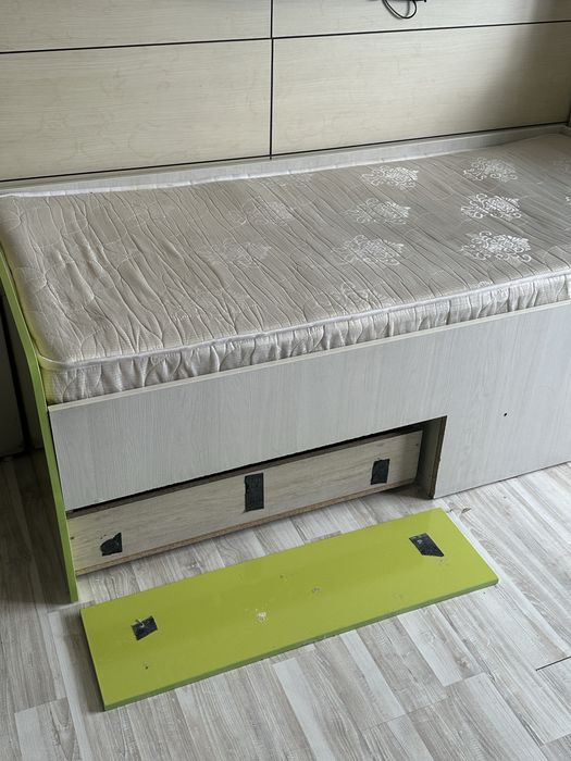 Односпальная кровать б/у с матрасом