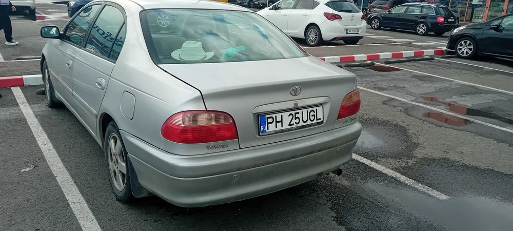 Vand Toyota Avensis 1.6 benzina