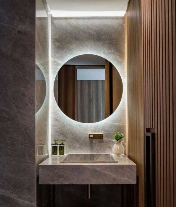 Огледало за баня с чисти линии и скрито LED осветление