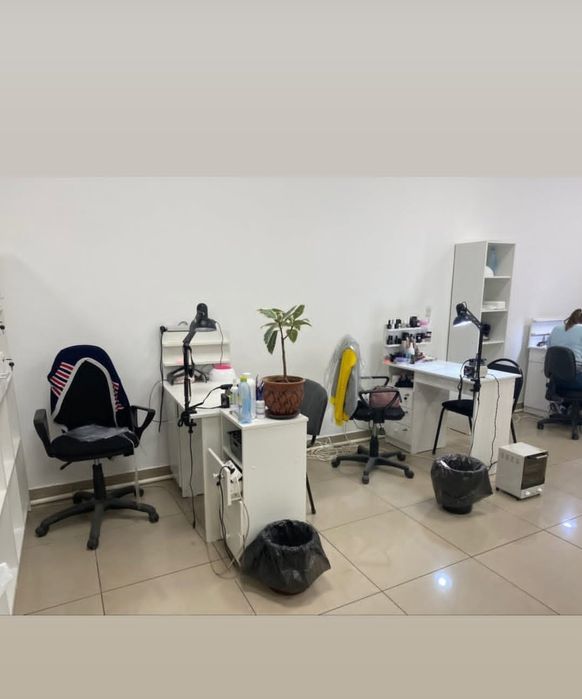 Продам маникюрные столы бу.