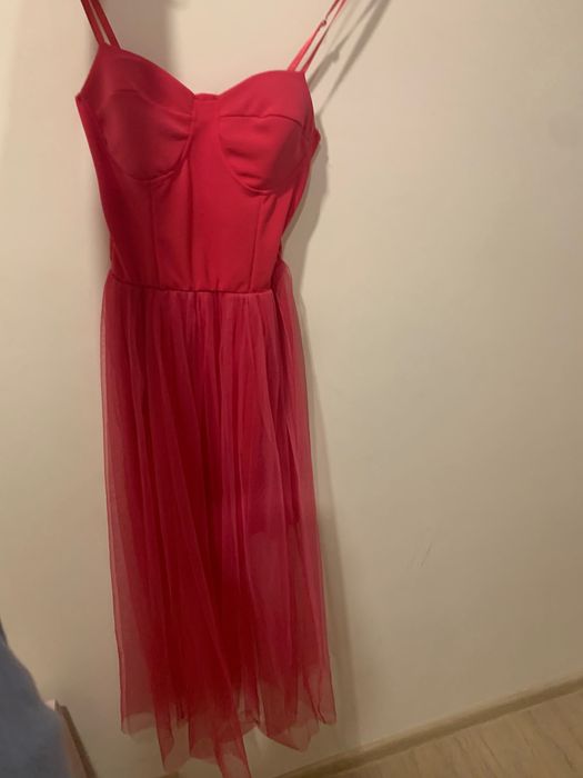 Розова рокля  с тюл и тънки презрамки