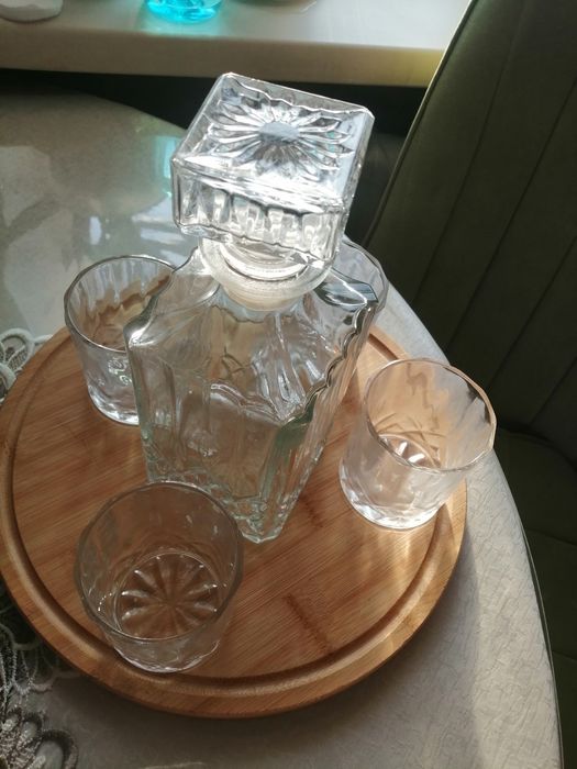Графин и 4 бокала.