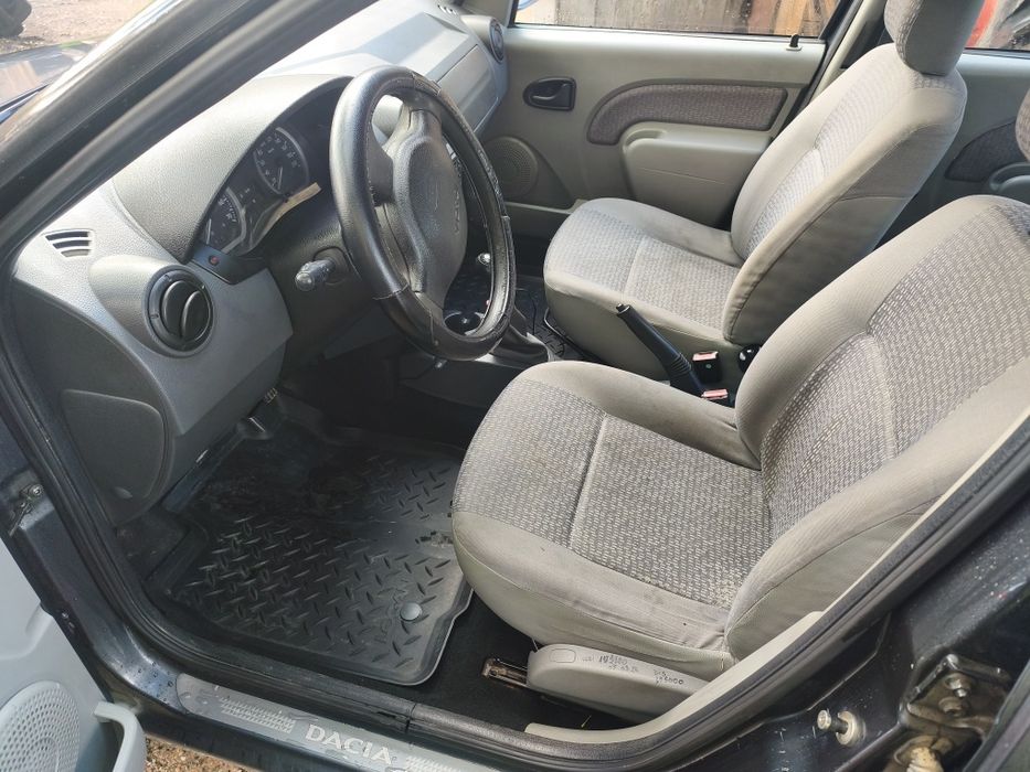Vând Dacia Logan