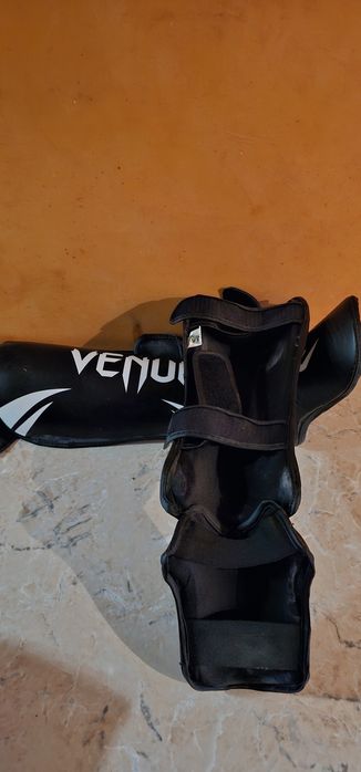 Manusi si Tibiere VENUM