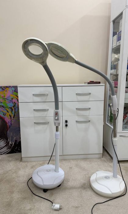 Продаю косметологическое кресло и лампу лупу