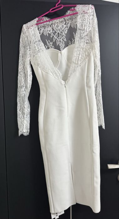 Бяла рокля за официален повод