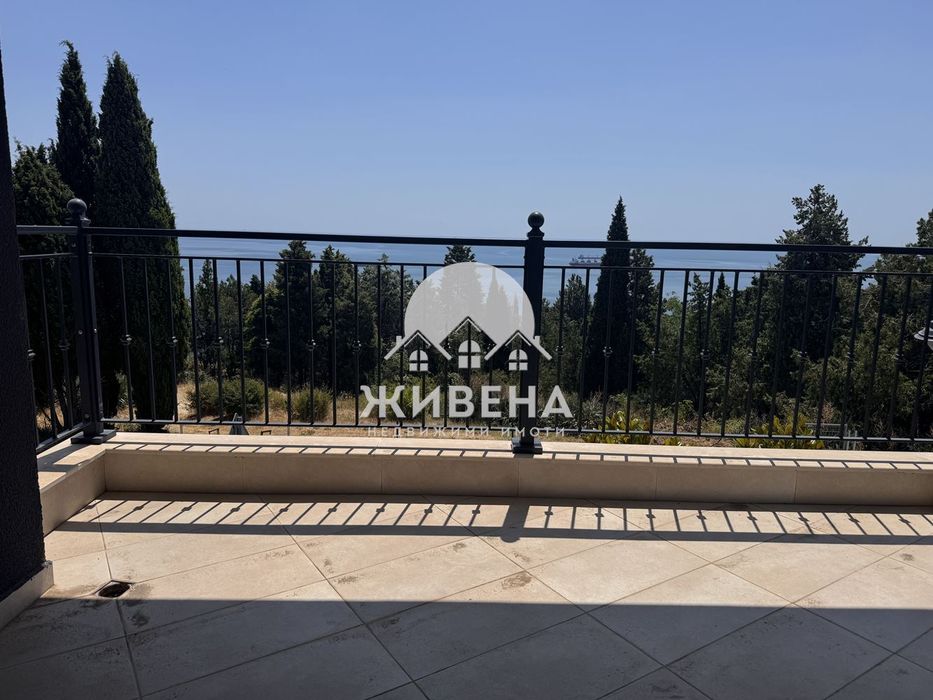 Продава 3-стаен апартамент, кв. Галата, плюс 2 паркоместа - снимка 11