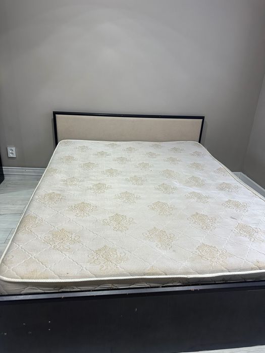 Кровать с матрасом