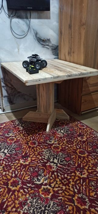 Стол не большой из дерева.