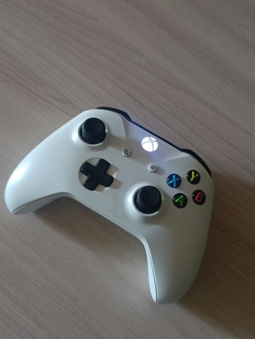Xbox one s с геймпадом