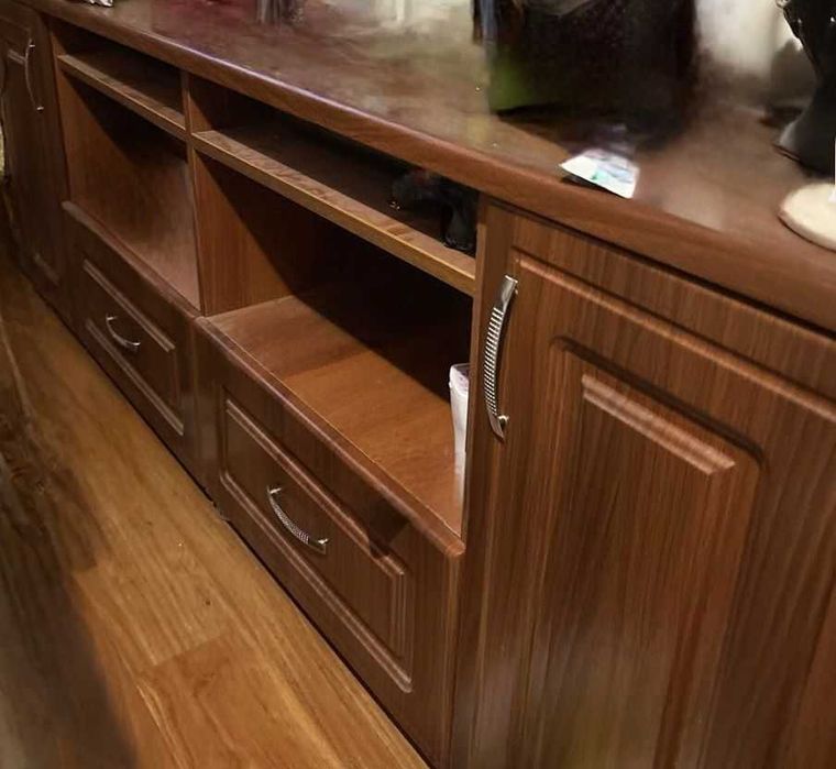 Полка под телевизор